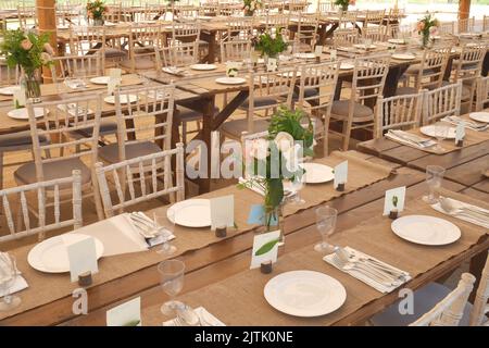 Festzelt mit Tischen für einen Hochzeitsempfang Stockfoto