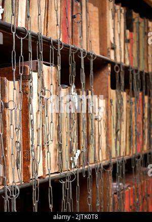 Verkettete Bücher in der verketteten Bibliothek, Hereford Cathedral, Hereford, England Stockfoto