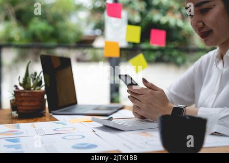 Frauenhänden nutzen ein Smartphone für Online-Shopping, soziale Netzwerke oder Remote-Arbeit. Nahaufnahme des Bildes Stockfoto