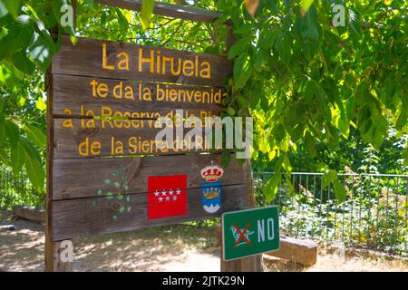 Einladende unterzeichnen. La Hiruela, Provinz Madrid, Spanien. Stockfoto