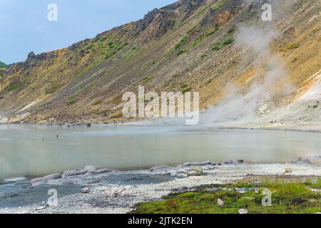 Heißer mineralisierter See mit Thermalquelle und rauchenden Fumarolen in der Caldera des Vulkans Golovnin auf der Insel Kunashir Stockfoto