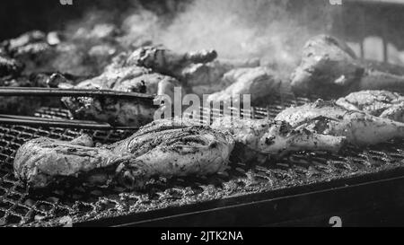 Brutzelnde Hähnchen auf einem Grill im Freien am Notting Hill Carnival. Stockfoto