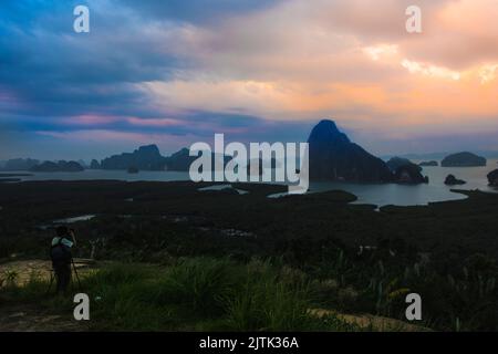 Fotograf macht ein Foto an einem der beliebtesten Reiseziele für Tourismus in südthailand, Sunrise at Samet Nangshe ViewPoint the New un Stockfoto