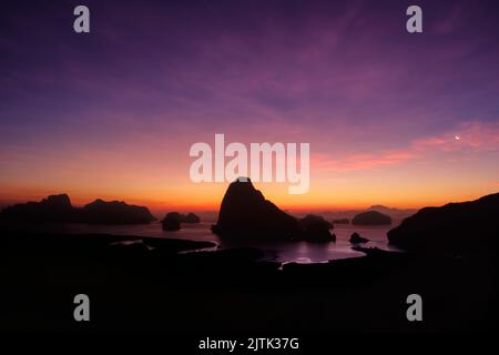 Eines der beliebtesten Reiseziele für den Tourismus im Süden thailands, Sunrise at Samet nangshe ViewPoint der neue unsichtbaren Tourismus, Phang nga Bay Nat Stockfoto