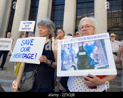 New York, USA. 30. August 2022. Demonstranten versammeln sich am Dienstag, dem 30. August 2022, vor dem Postamt Farley/Moynihan Train Hall-Penn Station in New York, um ihre Besorgnis über den geplanten Empire Station-Komplex zum Ausdruck zu bringen. Das Projekt zur Stadterneuerung würde eineinhalb Blocks um die Penn Station, einschließlich einer historischen Kirche, über einen bedeutenden Bereich ergreifen und Unternehmen und Bewohner verdrängen. (Foto von Richard B. Levine/Sipa USA) Quelle: SIPA USA/Alamy Live News Stockfoto