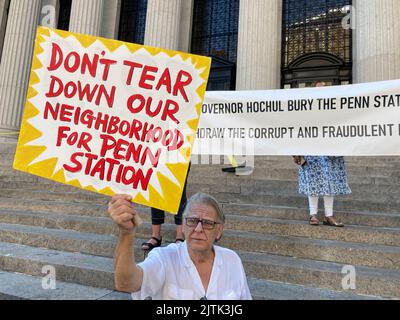 New York, USA. 30. August 2022. Demonstranten versammeln sich am Dienstag, dem 30. August 2022, vor dem Postamt Farley/Moynihan Train Hall-Penn Station in New York, um ihre Besorgnis über den geplanten Empire Station-Komplex zum Ausdruck zu bringen. Das Projekt zur Stadterneuerung würde eineinhalb Blocks um die Penn Station, einschließlich einer historischen Kirche, über einen bedeutenden Bereich ergreifen und Unternehmen und Bewohner verdrängen. (Foto von Richard B. Levine/Sipa USA) Quelle: SIPA USA/Alamy Live News Stockfoto