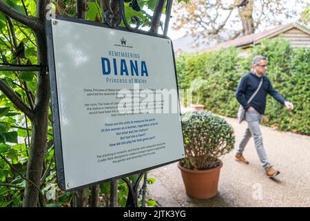 London, Großbritannien. 31. August 2022 Ein Schild vor den versunkenen Gärten, in denen die Statue von Diana am 1. Juli 2021 von ihren Söhnen Princes William und Harry enthüllt wurde, anlässlich des 25.. Todestages von Diana Prinzessin von Wales, die am 31. August 1997 bei einem Autounfall auf tragische Weise starb In Paris. Kredit. amer Ghazzal/Alamy Live Nachrichten Stockfoto