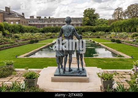 London, Großbritannien. 31. August 2022 die Statue von Diana im versunkenen Garten des Kensington Palace, die ihre Söhne Prinz William und Harry am 1. Juli 2021 anlässlich des 25.. Todestages von Diana Prinzessin von Wales enthüllt haben, die am 31. August 1997 in einem Auto auf tragische Weise starb Absturz in Paris. Kredit. amer Ghazzal/Alamy Live Nachrichten Stockfoto