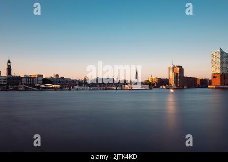 St.Nikolai, Überseebrücke, Speicherstadt, Elbphilharmonie und HafenCity im Hamburger Hafen kurz vor Sonnenuntergang, Deutschland Stockfoto