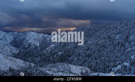 San Gabriel Mt Range im Los Angeles County, aufgenommen nach Schneefall während eines Sturms an Thanksgiving Day im Jahr 2019. Stockfoto