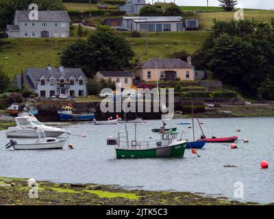 Clonakilty, Irland, 2. Juli 2022. Fischerboote, Ufer. Ein kleines Fischerdorf in Westeuropa. Seascape, Boot auf dem Wasser. Stockfoto