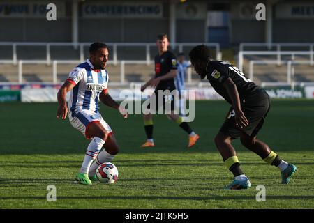 Wes McDonald von Hartlepool United in Aktion mit Jaheim Headley von Harrogate Town während des Papa John's EFL Trophy-Spiels zwischen Hartlepool United und Harrogate Town im Victoria Park, Hartlepool, am Dienstag, den 30.. August 2022. (Kredit: Mark Fletcher | MI News) Kredit: MI Nachrichten & Sport /Alamy Live News Stockfoto