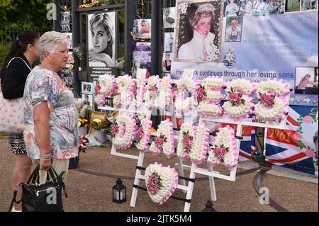 London, England, Großbritannien. 31. August 2022. Blumengebete an Prinzessin von Wales zum 25.. Todestag von Prinzessin Diana am Golden Gates gegenüber dem Kensington Palace in London, Großbritannien (Foto: © Thomas Krych/ZUMA Press Wire) Stockfoto