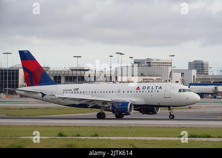 Delta Air Lines Airbus A319-144 Jet mit Kennzeichen N320NB nach der Landung am LAX. Stockfoto