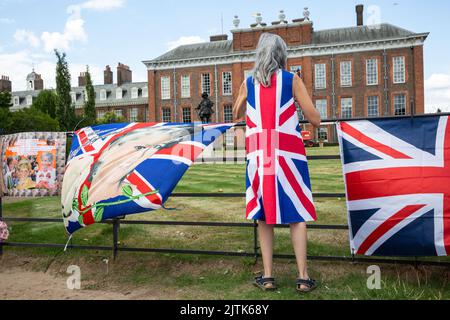 London, Großbritannien. 31. August 2022. Königliche Fans und Besucher versammeln sich vor den Toren des Kensington Palace, um an den 25.. Jahrestag des tragischen Todes von Diana Princess of Wales zu erinnern. Kredit: Imageplotter/Alamy Live Nachrichten Stockfoto