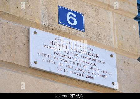 Der majestätische Place Vendome mit der Säule Napoleon I ist ein wichtiges Wahrzeichen im Stadtzentrum von Paris FR Stockfoto