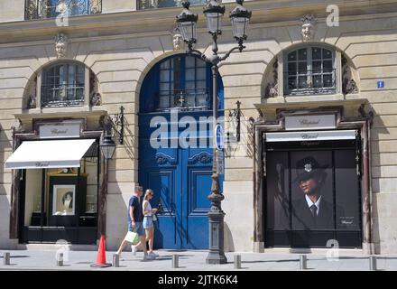 Der majestätische Place Vendome mit der Säule Napoleon I ist ein wichtiges Wahrzeichen im Stadtzentrum und die Heimat von Luxusgeschäften wie Chopard, Paris FR Stockfoto