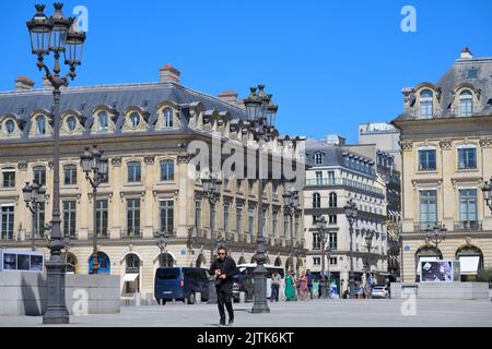 Der majestätische Place Vendome mit der Säule Napoleon I ist ein wichtiges Wahrzeichen im Stadtzentrum von Paris FR Stockfoto