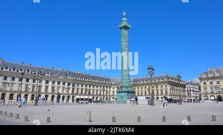 Der majestätische Place Vendome mit der Säule Napoleon I ist ein wichtiges Wahrzeichen im Stadtzentrum von Paris FR Stockfoto