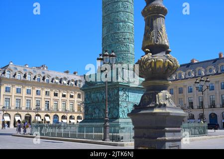 Der majestätische Place Vendome mit der Säule Napoleon I ist ein wichtiges Wahrzeichen im Stadtzentrum von Paris FR Stockfoto