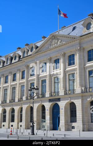 Der majestätische Place Vendome mit der Säule Napoleon I ist ein wichtiges Wahrzeichen im Stadtzentrum von Paris FR Stockfoto
