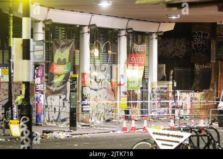 Es ist der 31.. august 2022 um 1am Uhr und die Szene in Ladbroke Grove, die während des notting Hill Karnevals unter der Ladbroke Grove Brücke getötet wurde, ist die gleiche. Nichts wurde bewegt die Polizei ist da, um den Ort zu besetzen und der Müll ist auch da. Die Straße ist immer noch gesperrt und die Probleme haben gerade erst begonnen 31/8/2022 Blitzbilder Stockfoto