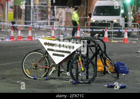 Es ist der 31.. august 2022 um 1am Uhr und die Szene in Ladbroke Grove, die während des notting Hill Karnevals unter der Ladbroke Grove Brücke getötet wurde, ist die gleiche. Nichts wurde bewegt die Polizei ist da, um den Ort zu besetzen und der Müll ist auch da. Die Straße ist immer noch gesperrt und die Probleme haben gerade erst begonnen 31/8/2022 Blitzbilder Stockfoto