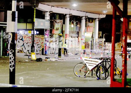 Es ist der 31.. august 2022 um 1am Uhr und die Szene in Ladbroke Grove, die während des notting Hill Karnevals unter der Ladbroke Grove Brücke getötet wurde, ist die gleiche. Nichts wurde bewegt die Polizei ist da, um den Ort zu besetzen und der Müll ist auch da. Die Straße ist immer noch gesperrt und die Probleme haben gerade erst begonnen 31/8/2022 Blitzbilder Stockfoto