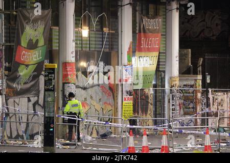 Es ist der 31.. august 2022 um 1am Uhr und die Szene in Ladbroke Grove, die während des notting Hill Karnevals unter der Ladbroke Grove Brücke getötet wurde, ist die gleiche. Nichts wurde bewegt die Polizei ist da, um den Ort zu besetzen und der Müll ist auch da. Die Straße ist immer noch gesperrt und die Probleme haben gerade erst begonnen 31/8/2022 Blitzbilder Stockfoto