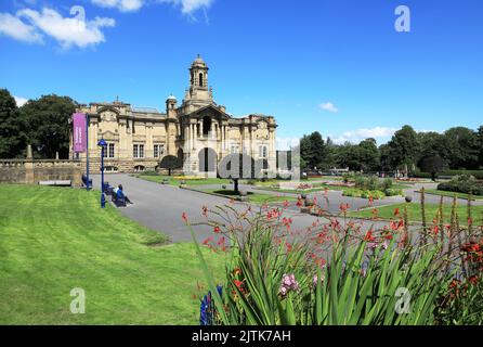 Cartwright Hall, in Lister Park, Bradford, wo David Hockneys Werk als Geburtsort des Künstlers in West Yorkshire, Großbritannien, stolz ausgestellt wird Stockfoto