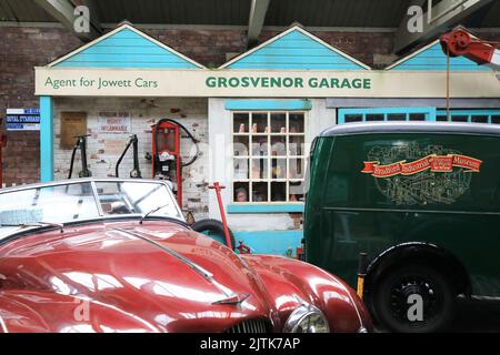 Die Dauerausstellung historischer Kraftfahrzeuge im Bradford Industrial Museum, in Moorside Mills, in West Yorkshire, Großbritannien Stockfoto