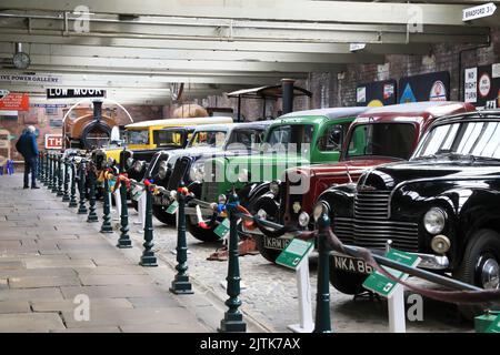 Die Dauerausstellung historischer Kraftfahrzeuge im Bradford Industrial Museum, in Moorside Mills, in West Yorkshire, Großbritannien Stockfoto