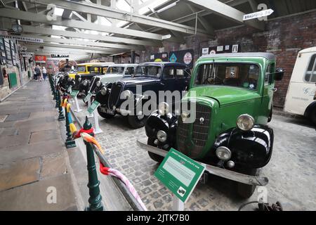 Die Dauerausstellung historischer Kraftfahrzeuge im Bradford Industrial Museum, in Moorside Mills, in West Yorkshire, Großbritannien Stockfoto