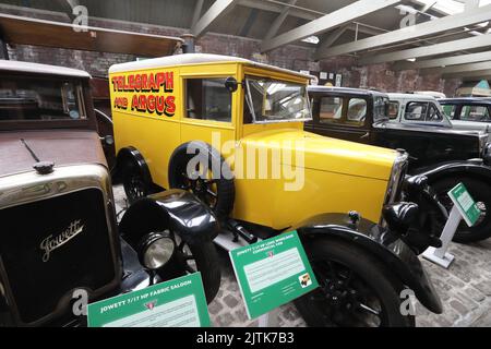 Die Dauerausstellung historischer Kraftfahrzeuge im Bradford Industrial Museum, in Moorside Mills, in West Yorkshire, Großbritannien Stockfoto