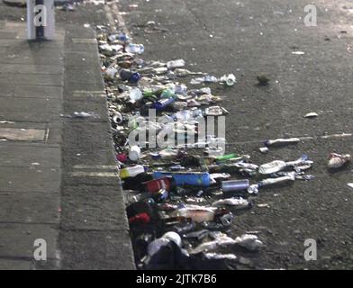 Es ist der 31.. august 2022 um 1am Uhr und die Szene in Ladbroke Grove, die während des notting Hill Karnevals unter der Ladbroke Grove Brücke getötet wurde, ist die gleiche. Nichts wurde bewegt die Polizei ist da, um den Ort zu besetzen und der Müll ist auch da. Die Straße ist immer noch gesperrt und die Probleme haben gerade erst begonnen 31/8/2022 Blitzbilder Stockfoto