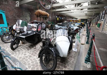 Die Dauerausstellung historischer Kraftfahrzeuge im Bradford Industrial Museum, in Moorside Mills, in West Yorkshire, Großbritannien Stockfoto