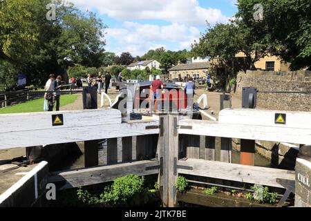 Bingley 5 Rise Staircase Locks, eines der sieben Wunder der Wasserstraßen am Leeds Liverpool Canal in der Nähe von Bradford, West Yorkshire, Großbritannien Stockfoto