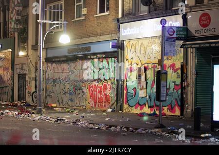 Es ist der 31.. august 2022 um 1am Uhr und die Szene in Ladbroke Grove, die während des notting Hill Karnevals unter der Ladbroke Grove Brücke getötet wurde, ist die gleiche. Nichts wurde bewegt die Polizei ist da, um den Ort zu besetzen und der Müll ist auch da. Die Straße ist immer noch gesperrt und die Probleme haben gerade erst begonnen 31/8/2022 Blitzbilder Stockfoto