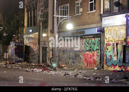 Es ist der 31.. august 2022 um 1am Uhr und die Szene in Ladbroke Grove, die während des notting Hill Karnevals unter der Ladbroke Grove Brücke getötet wurde, ist die gleiche. Nichts wurde bewegt die Polizei ist da, um den Ort zu besetzen und der Müll ist auch da. Die Straße ist immer noch gesperrt und die Probleme haben gerade erst begonnen 31/8/2022 Blitzbilder Stockfoto