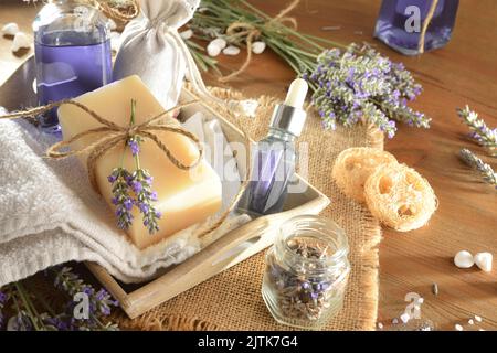 Detail der Hautpflegeprodukte mit Lavendelessenz auf Holztisch. Erhöhte Ansicht. Stockfoto