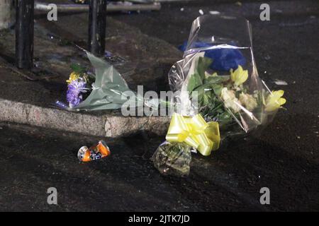 Es ist der 31.. august 2022 um 1am Uhr und die Szene in Ladbroke Grove, die während des notting Hill Karnevals unter der Ladbroke Grove Brücke getötet wurde, ist die gleiche. Nichts wurde bewegt die Polizei ist da, um den Ort zu besetzen und der Müll ist auch da. Die Straße ist immer noch gesperrt und die Probleme haben gerade erst begonnen 31/8/2022 Blitzbilder Stockfoto