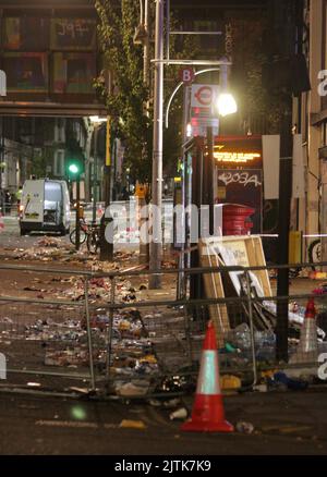 Es ist der 31.. august 2022 um 1am Uhr und die Szene in Ladbroke Grove, die während des notting Hill Karnevals unter der Ladbroke Grove Brücke getötet wurde, ist die gleiche. Nichts wurde bewegt die Polizei ist da, um den Ort zu besetzen und der Müll ist auch da. Die Straße ist immer noch gesperrt und die Probleme haben gerade erst begonnen 31/8/2022 Blitzbilder Stockfoto