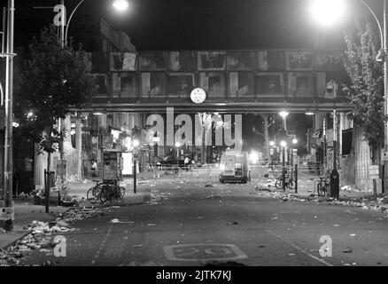 Es ist der 31.. august 2022 um 1am Uhr und die Szene in Ladbroke Grove, die während des notting Hill Karnevals unter der Ladbroke Grove Brücke getötet wurde, ist die gleiche. Nichts wurde bewegt die Polizei ist da, um den Ort zu besetzen und der Müll ist auch da. Die Straße ist immer noch gesperrt und die Probleme haben gerade erst begonnen 31/8/2022 Blitzbilder Stockfoto