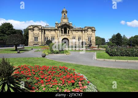 Cartwright Hall, in Lister Park, Bradford, wo David Hockneys Werk als Geburtsort des Künstlers in West Yorkshire, Großbritannien, stolz ausgestellt wird Stockfoto