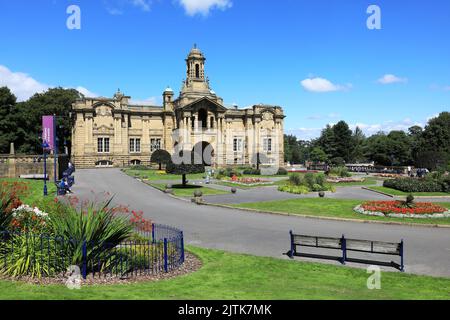 Cartwright Hall, in Lister Park, Bradford, wo David Hockneys Werk als Geburtsort des Künstlers in West Yorkshire, Großbritannien, stolz ausgestellt wird Stockfoto