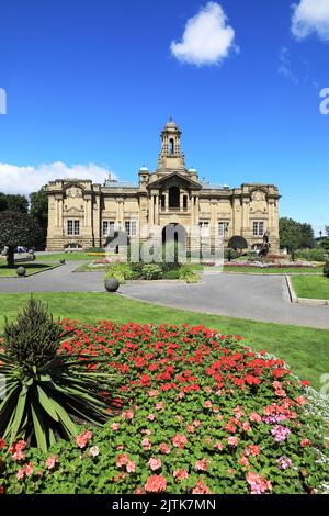 Cartwright Hall, in Lister Park, Bradford, wo David Hockneys Werk als Geburtsort des Künstlers in West Yorkshire, Großbritannien, stolz ausgestellt wird Stockfoto