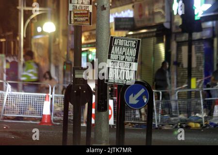 Es ist der 31.. august 2022 um 1am Uhr und die Szene in Ladbroke Grove, die während des notting Hill Karnevals unter der Ladbroke Grove Brücke getötet wurde, ist die gleiche. Nichts wurde bewegt die Polizei ist da, um den Ort zu besetzen und der Müll ist auch da. Die Straße ist immer noch gesperrt und die Probleme haben gerade erst begonnen 31/8/2022 Blitzbilder Stockfoto