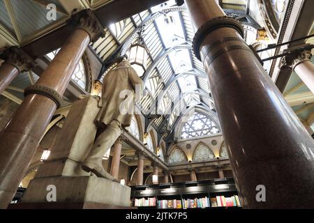 Waterstones Buchhandlung, untergebracht im prächtigen Wool Exchange Gebäude auf Hustlergate, in der Stadt Bradford, West Yorkshire, Großbritannien Stockfoto