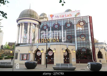 Das Alhambra Theatre, das Juwel in Bradfords Krone, wurde 1913 als Vision des Impresario Francis Laidler erbaut und beherbergt die besten Shows des Nordens. Stockfoto