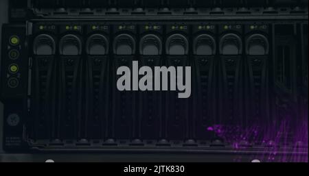 Bild von sich bewegenden Formen über dem Serverraum Stockfoto
